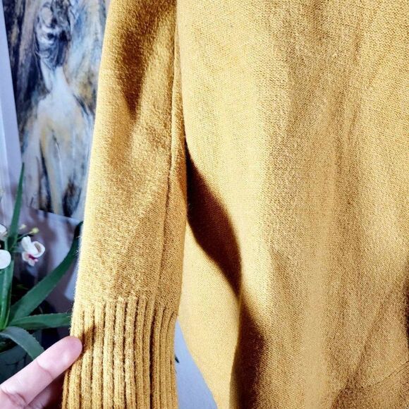 Used Anthropologie, Size Small Sweater  In good condition. - Picture 11 of 13